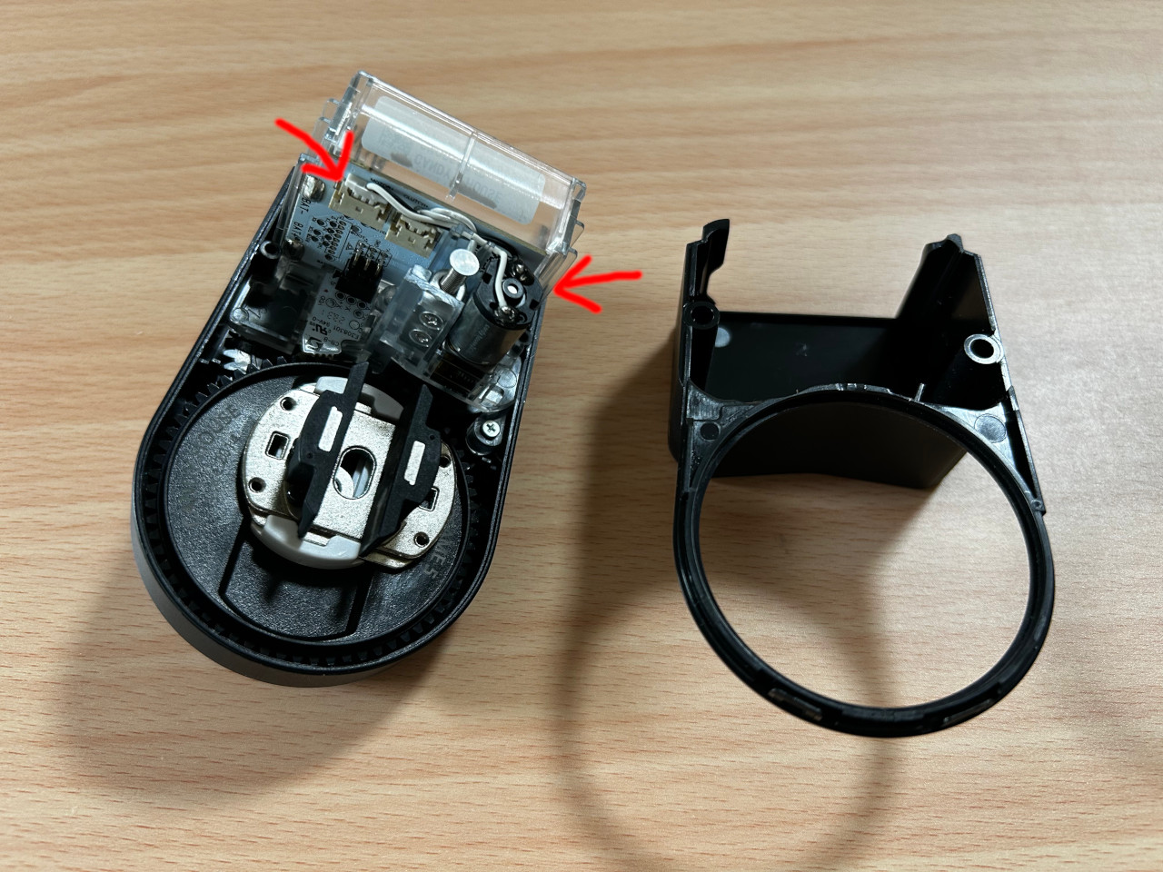 カバーを外したところ。モーターの位置を確認