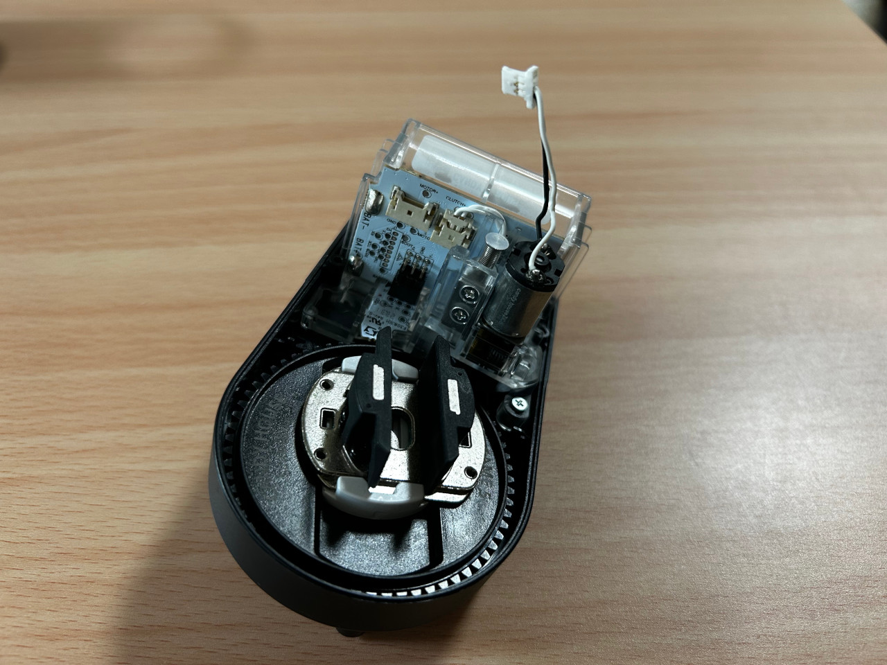 モーターのコネクタを外したところ