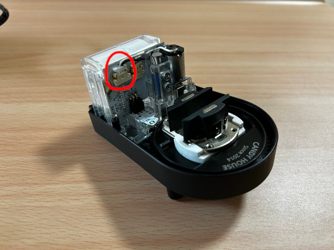 新しいモーターにパーツをネジ止めしたところ